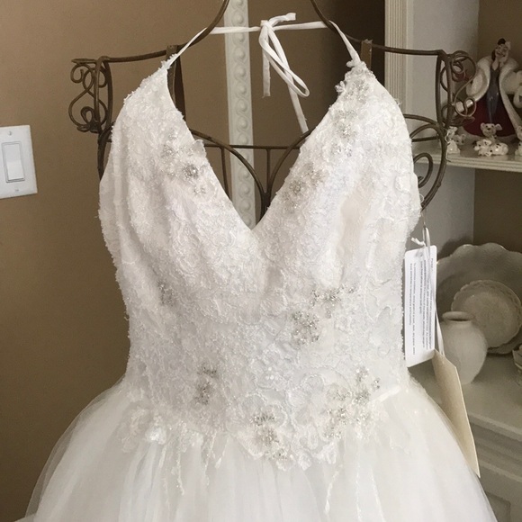 Beautiful halter dress - Picture 2 of 5